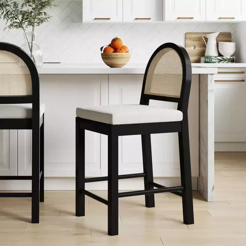 Sgabello da bar per penisola in Boucle Nero e Crema con Schienale in Rattan – 1 Posto