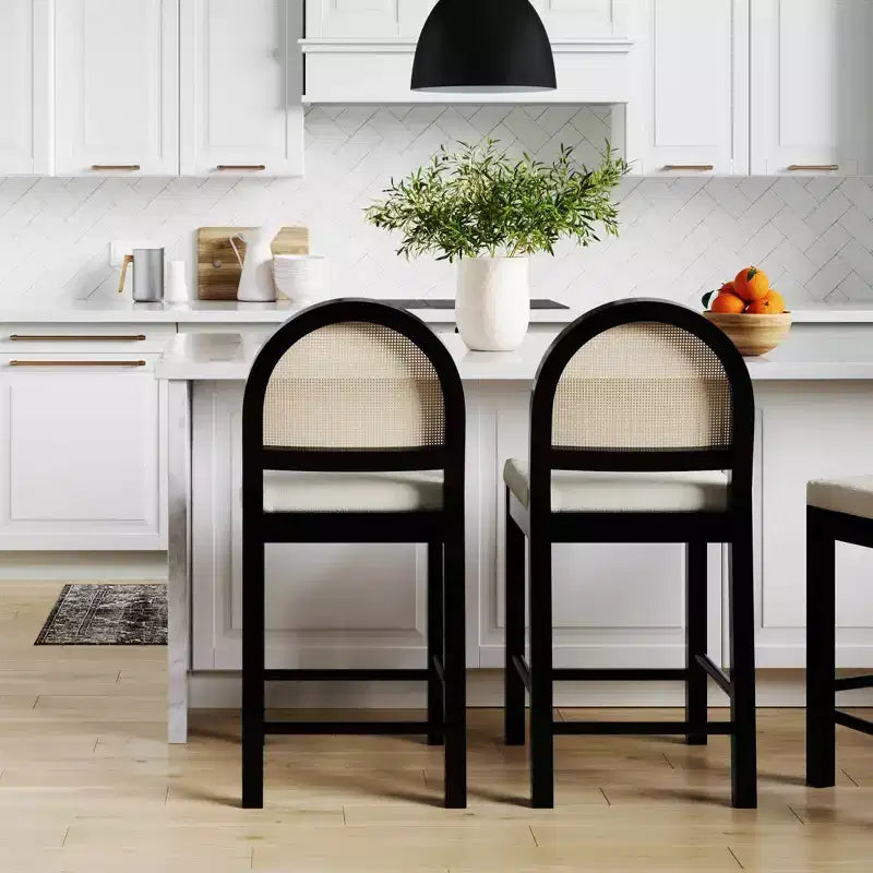 Sgabello da bar per penisola in Boucle Nero e Crema con Schienale in Rattan – 1 Posto